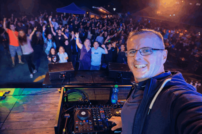 Moderátor a DJ Lukáš Hamerník