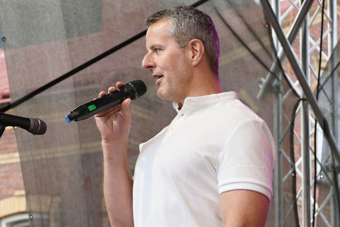 Moderátor slavností a oslav Lukáš Hamerník